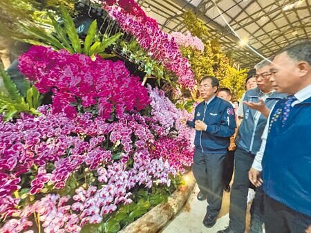 「2026台灣國際蘭展暨花卉科技展」2月27日至3月16日將於台南後壁農業部花卉創新園區登場,台南市長黃偉哲(左)25日搶先開箱。(曹婷婷攝)