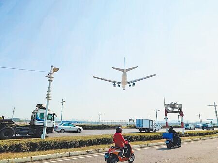 高雄機場拆除中山四路側圍牆,卻遭航迷抱怨沒有人行道能前往,只能從翠亨南路遠遠欣賞,讓整體工程失去意義。(任義宇攝)