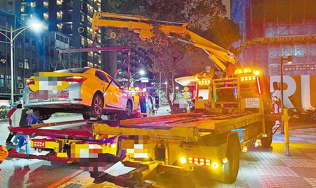 民間拖吊車業者25日在新北市區街道執行拖吊業務。（民眾提供／張鎧乙新北傳真）