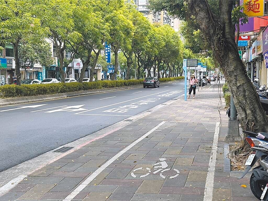 有許多台北市民反映自行車道遇到公車站時「直接中斷」，騎士順著路線騎進候車區正好與下車乘客交會，可能就發生碰撞。（台北市議員詹為元研究室提供／孫敬台北傳真）