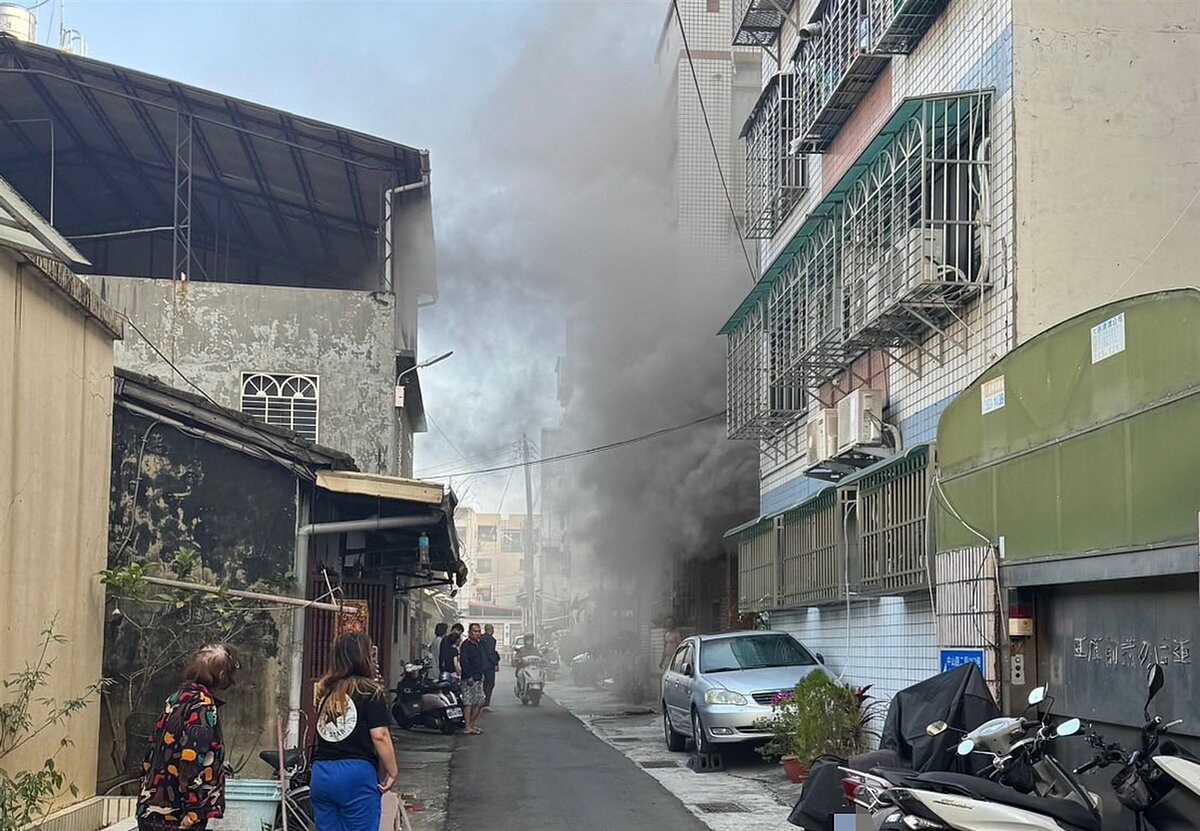 台中太平區一棟四樓的民宅25日早起火，濃煙由一樓直竄頂樓。圖／讀者提供
