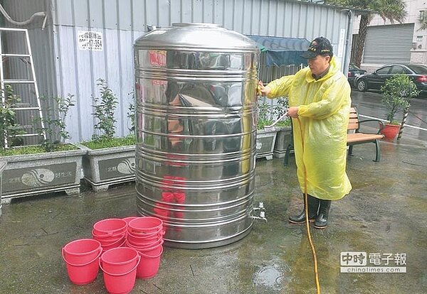 林口區西林里長王國華於里內設置供水點,方便里民取水。(池雅蓉翻攝)