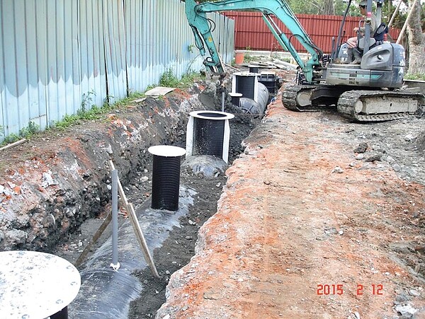 圖為廣慈公園內雨撲滿,透過廣慈公園既有的排水系統,將雨水匯集,儲存於「雨撲滿」概念的蓄水池,可儲存18噸的雨水。(截取自柯文哲Facebook粉絲頁)