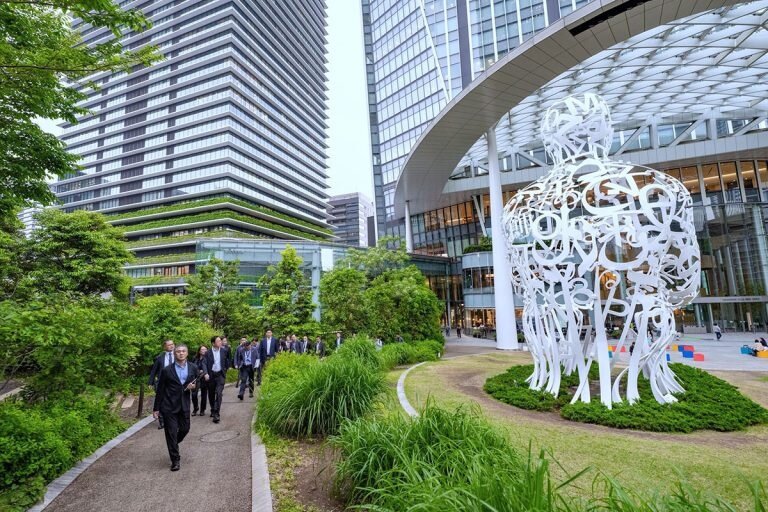 張善政率市府團隊一行人去年五月至日本取經軌道經濟，圖為虎之門之丘建設整合與人本規劃。圖／桃園市政府