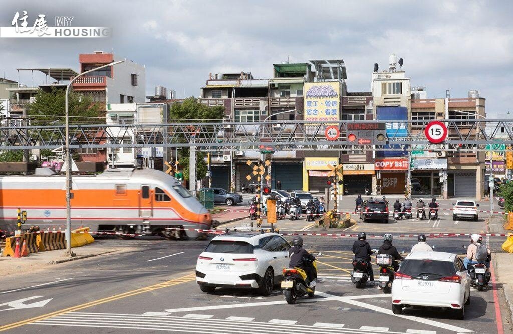 鐵路平交道阻斷了生活動線，被視為嫌惡設施，圖為中壢平交道。