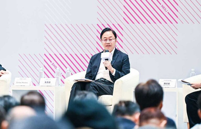 張善政於論壇中向民眾說明15年後的未來桃園軌道樣貌。圖/桃園市政府鐵路