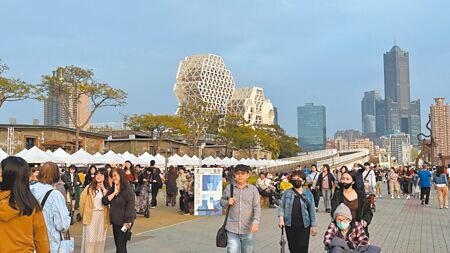 
「駁二藝術特區」去年以逼近千萬旅遊人次的傲人成績，蟬聯高雄最受歡迎景點寶座。圖為今年過年出遊人潮。（柯宗緯攝）

