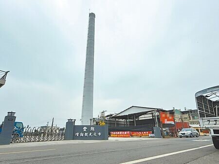 
屏東潮州新地標「豐潮煙囪夜市」開幕不到一周，吸引部落客搶拍短片宣傳，掀起觀光熱潮；不過人潮多也衍伸違停亂象、環境髒亂問題，潮州鎮公所6日將會同相關單位前往會勘，研議解決方案。（紀爰攝）
