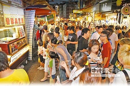 
慕名而來台中市逢甲夜市營造友善的環境，陸客團逐年成長，平均消費額1116元，還高於國人。（黃國峰攝）
 