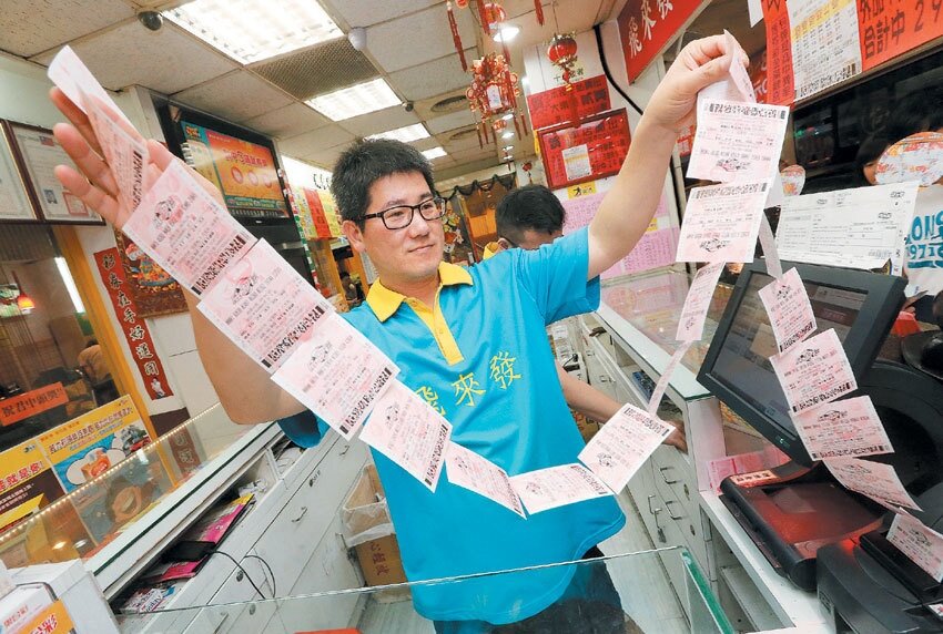 威力彩今天頭獎上看廿六億元,若一注獨得,將創下台灣彩券史上最大頭獎紀錄。不少民眾昨天就前往投注站下注,投注站業者也忙著列印彩券,彩券行業績大旺。 記者胡經周/攝影