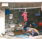 金山洗衣窟遭封　民不捨仍報到