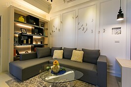 一進入玄關後就可以清楚的看到客廳格局。二加一配置的L型沙發讓客廳洋溢著輕鬆的居家氛圍。若想要讓整體感覺更明亮更活潑，可採用淺色系的沙發。