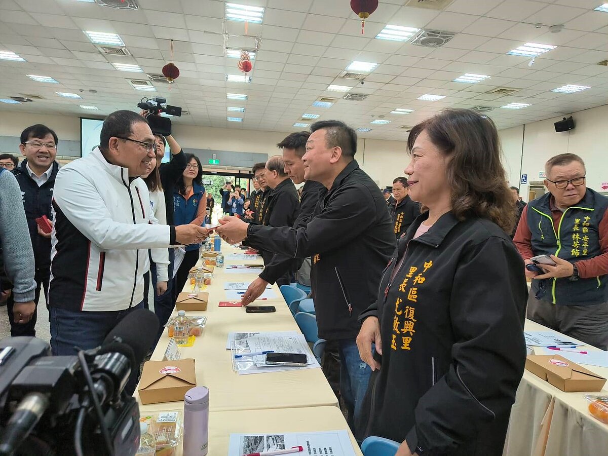 侯友宜於會前向中和區里長逐一致意，現場互動熱烈，展現市府對地方意見的重視。圖／新北市政府提供