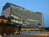 毛玻璃檔不住春光　松菸文創廁所全都露