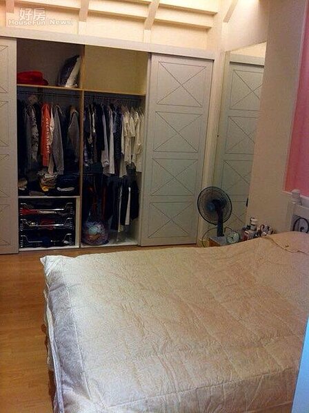 3.臥房牆面主要以粉紅色系呈現,這是因為剛搬進時王偊菁剛上國中,設計師把房間佈置成少女夢幻風。