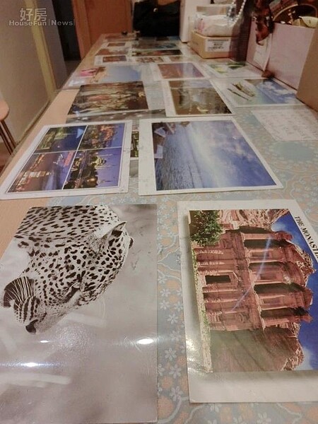 5.書桌桌墊下擺滿許多明信片,這些都是王偊菁請出國的朋友特別從當地寄給她的。