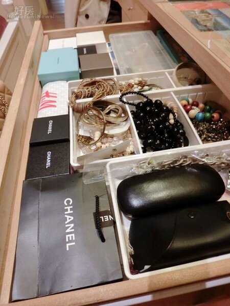 
6.王偊菁收藏許多小飾品，由於房裡沒飾品分隔櫃，因此就利用抽屜搭配各種包裝盒妥善收納。