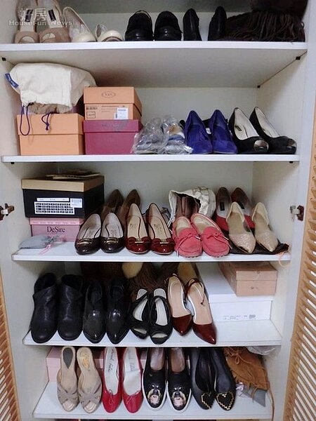 7.王偊菁收藏了多達300雙鞋子,數量多到家裡感覺隨時都有好多人來拜訪。