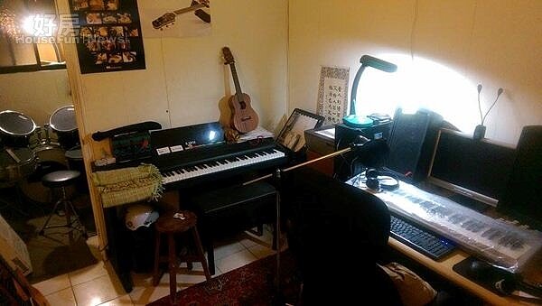 3.為能更專心投入於創作音樂,劉學甫特地在一樓客廳後方空間隔出一間個人音樂工作室。