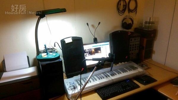 
5.工作室麻雀小五臟全，包括音響、電子琴、Keyboard、麥克風…等音樂設備一應俱全，要錄製簡單Demo也不成問題。