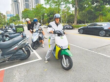 
台北市議員陳宥丞發現，近1年有1500件民眾租用共享機車還車時誤停「限時機車停車格」，結果被收取調度處理費及開罰。（本報資料照片）
