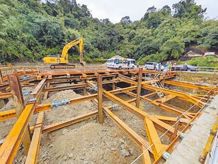 
基隆市生命典藏館工程原訂今年底可望完工，但受到土方之亂及地基工程必須變更工法等因素影響，工期將延宕到明年3月。（張志康攝）
