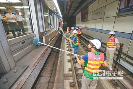 配合全面周休二日,法定工時縮短為每周40小時。圖為台北捷運清潔工作在深夜進行情形。(本報資料照片)