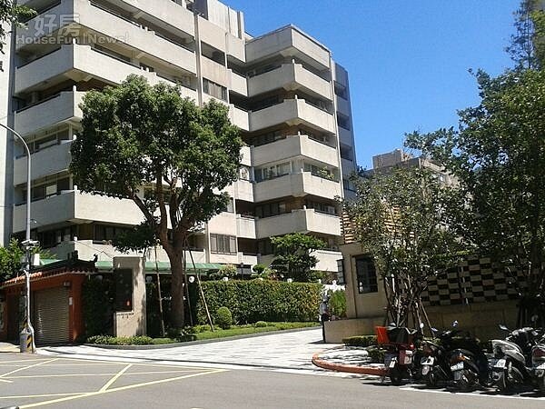 6中山北路7段190巷後方巷弄裡,仍有許多小而美的豪宅。