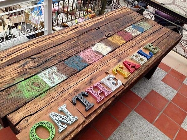 3.店名叫「On The Table」,因此店裡每個區域的桌子顏色與造型都不一樣。