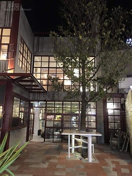 4.外觀牆面幾乎拆掉,改以仿舊式木框窗取代,庭院種有大樹,還有白色小方桌供人休憩。