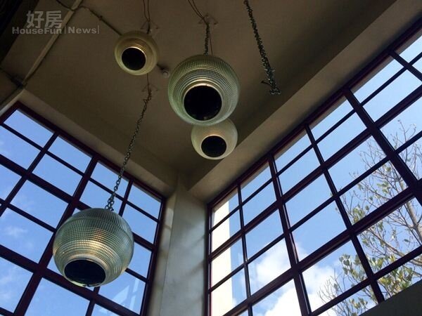 
5.挑高天花板掛了幾個現代感十足的吊燈，很有美式Style。
