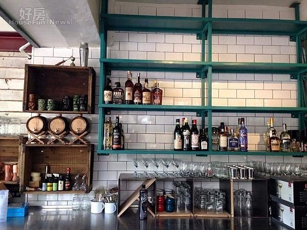 6.綠色開放式鋼架櫃,感覺很復古。