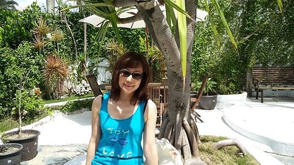 1.資深媒體人粘嫦鈺看好墾丁發展潛力,與朋友在墾丁投資餐廳。