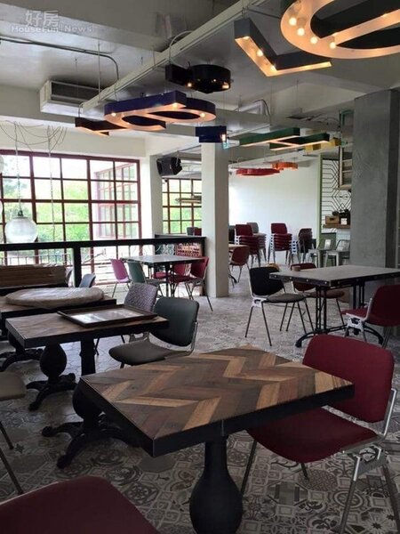 
2.餐廳將近150坪，搭配碎花磁磚地板以及線條簡單的木桌椅，真的有讓人置身在東南亞的錯覺。