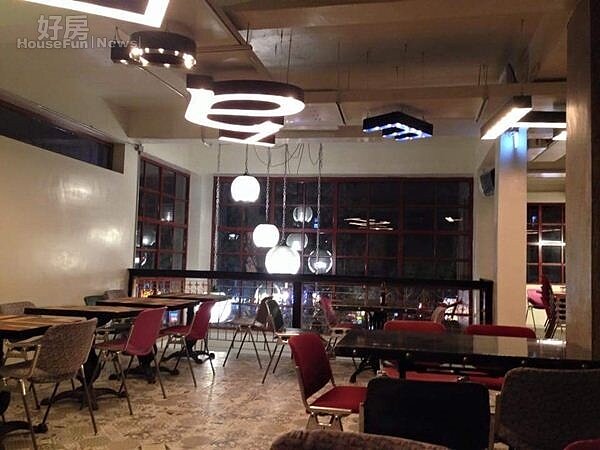 9.到了晚上點亮字母燈,又是另一番風情。