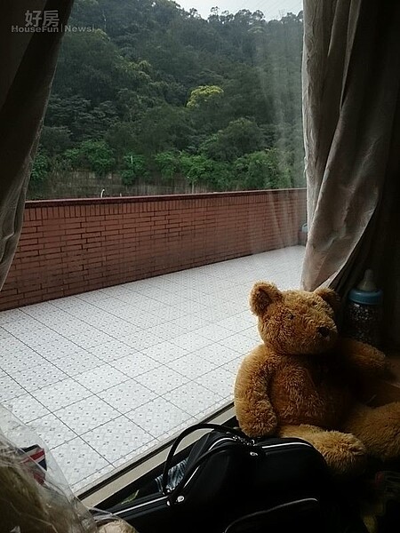 7.走到大露臺能將整片大自然山林盡收眼底,每當夏天一到,李厚豪也會在這裡曬日光浴、健身運動,或與狗狗玩耍。