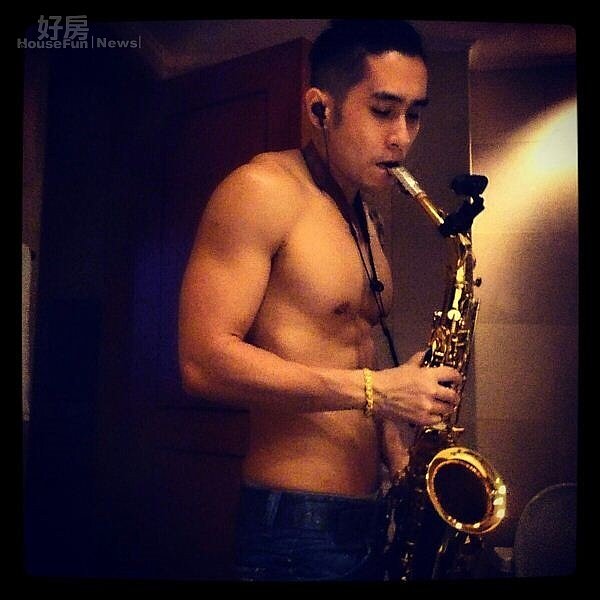 8.即使拍戲到半夜,李厚豪每天還是會抽出4個小時在臥房裡練習薩克斯風,這裡也是他口中的「樂器房」。