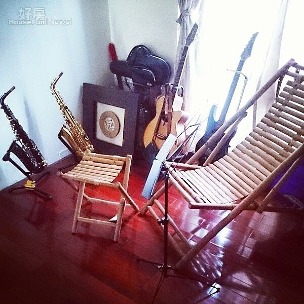 9.李厚豪收藏了數把薩克斯風與吉他。