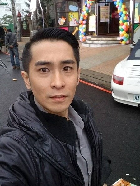 1.李厚豪擁有超過十年演員資歷,曾參與過《阿扁與阿珍》、《我的秘密花園》、《MVP情人》等多部戲劇演出,螢光幕前總是給人陽光爽朗的形象。