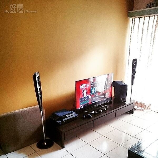 4.喜歡打電動的李厚豪,特地在把客廳改造成視聽娛樂區,舉凡3D智慧型電視、SONY PS4電視遊樂器、音響系統…等一應俱全。