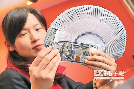 
外資大舉匯入，昨日盤中台幣一度升破31元達30.816元，但在央行阻升下，最後以31.051元兌1美元作收，升值8分。（本報資料照片）
 