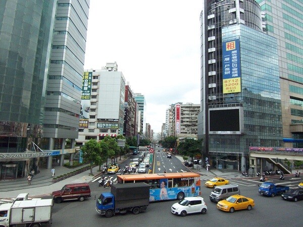 2010年的大台北房市買氣熱絡,其中投資和置產比例均創下新高,圖為台北101周邊(圖/資料照片)