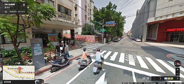 基隆一處路口雖有規畫斑馬線，但民眾找不到紅綠燈，無法順利通行。（截取自Google Map）