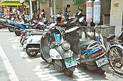 南市公車站牌違停多　上下車好危險