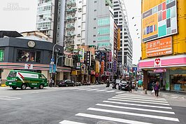 日治時代開始繁華的西門町，經過了多年之後已經顯現滄桑與老舊。許多市長、議員在競選時都將西門町改造列為政見。