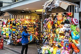 年輕人喜好為主的商品正待價而沽。