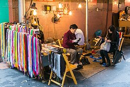 位於立體停車場一角的修鞋舖，至今已經有30多年歷史。