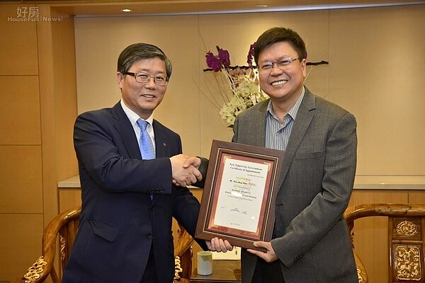 新北市副市長陳伸賢將社會住宅顧問聘書交給韓國首爾住宅公社執行長卞彰欽。(好房網News記者陳韋帆攝)