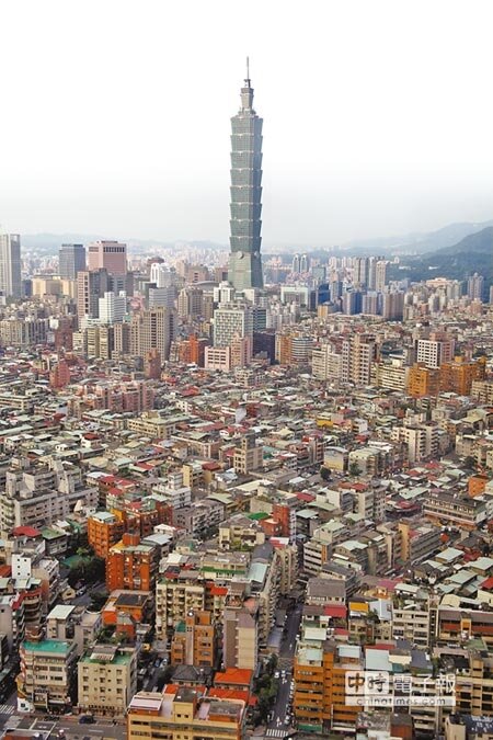 1997年房市走跌，台北市東區房子乏人問津，北市買盤移往花東，與如今台北豪宅沒人買、東部地價創新高的狀況如出一轍。（本報資料照片） 