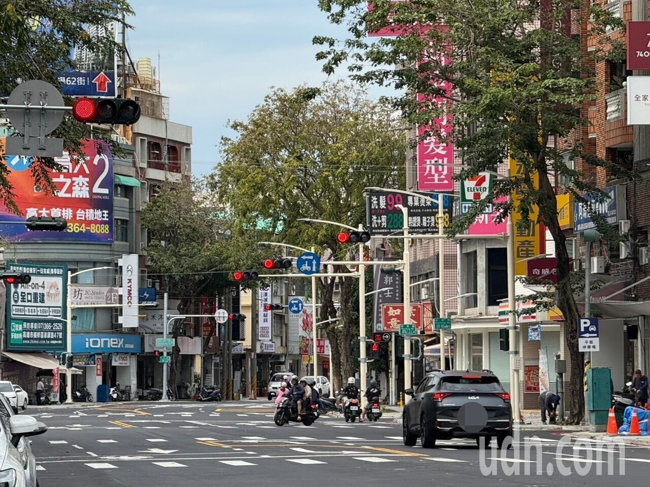 左營區後昌路施作人行道工程，市府一並新設號誌燈，但民眾抱怨短短百公尺路段，同側竟有4個紅綠燈，對交通無助益。記者石秀華／攝影 